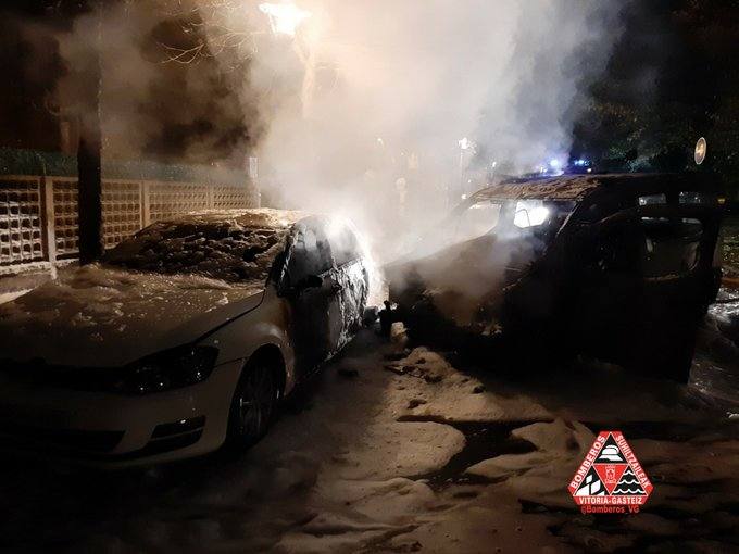 Dos coches acaban en llamas tras un accidente en la calle Zumabide