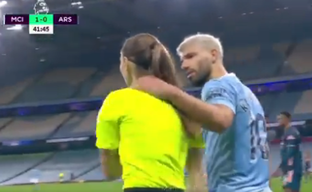 El feo gesto de Agüero con una linier