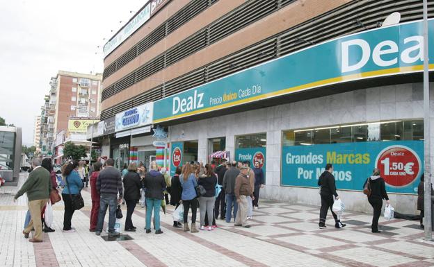 La cadena Dealz pide licencia para su tienda de Dato y empieza a contratar personal