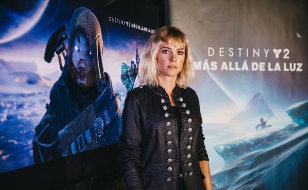 La actriz Maggie Civantos presta su voz a 'Destiny 2: Más Allá de la Luz'