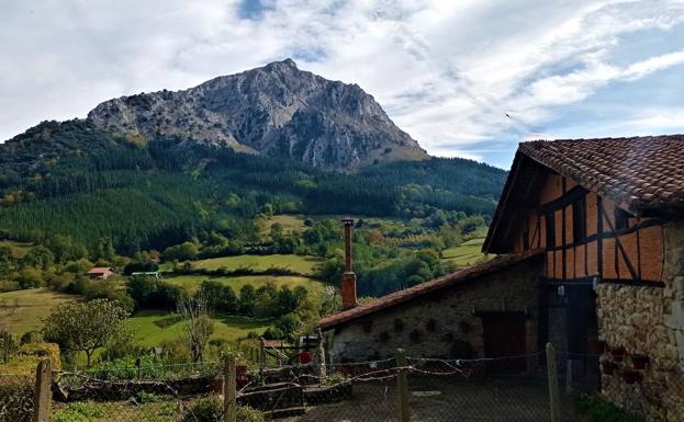 Caminos entre rocas en Mañaria y Markina