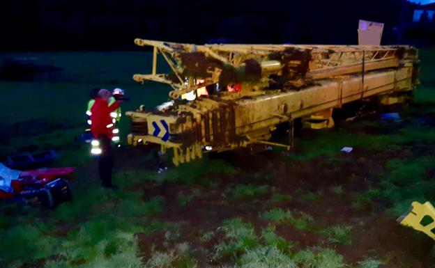 Un camionero, herido en Okondo al volcar su vehículo, que transportaba una grúa