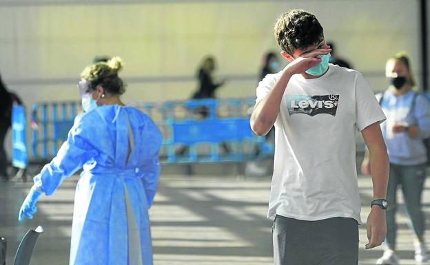 La pandemia alcanza un nuevo récord en Euskadi con 1.212 positivos en 24 horas