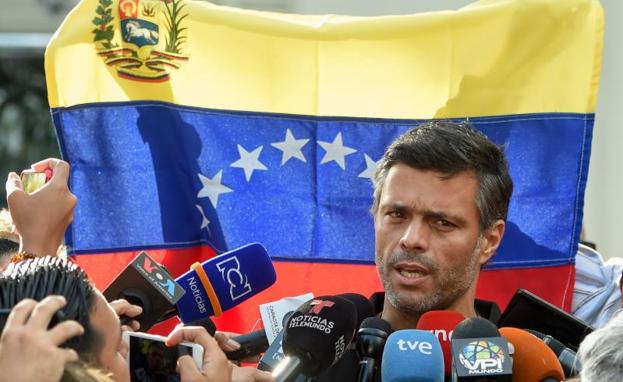 Leopoldo López huye de Venezuela y se dirige a España