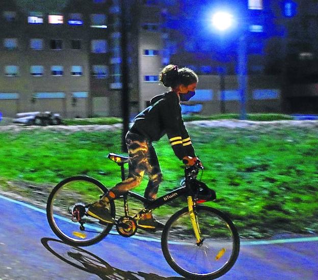 La pista de bicicross de Lakua recupera la iluminación tras las quejas de los usuarios
