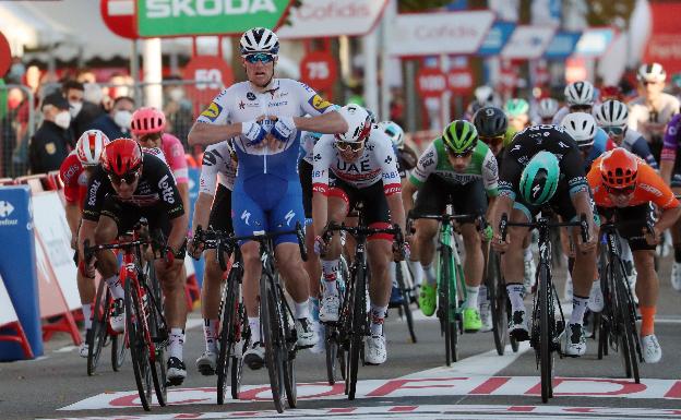 Ackermann gana en Aguilar tras la descalificación de Bennett por repartir 'galletas' en el sprint