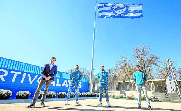 El escudo del Centenario ya ondea en Mendizorroza