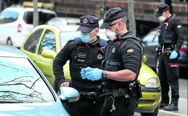 Trabajo obliga a dotar a los ertzainas de mascarillas suficientes para todo el turno