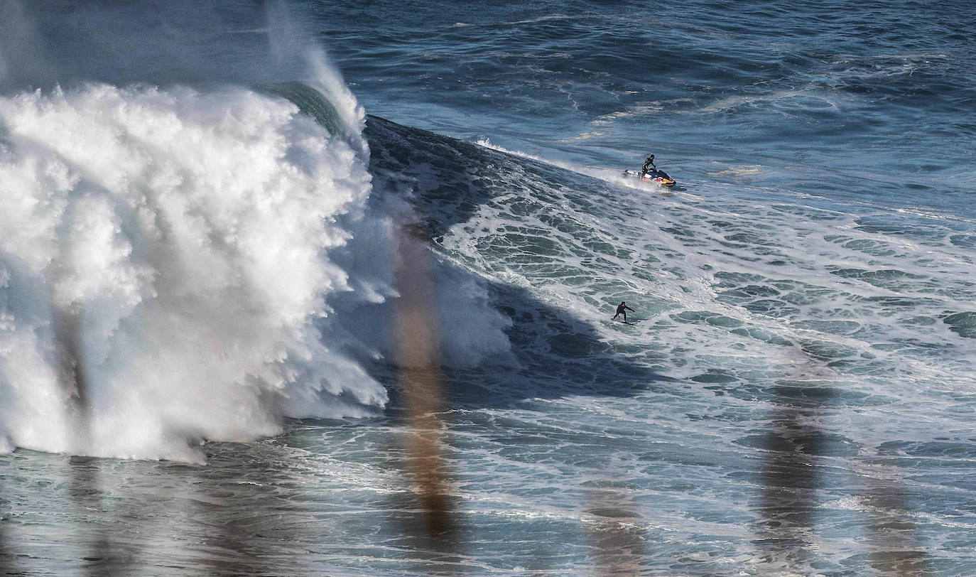 Las olas gigantes de Nazaré desafían a la covid-19