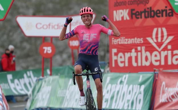 Carthy entra en la pelea por la Vuelta en el Angliru y Roglic sale vivo