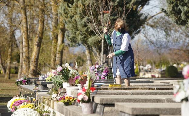 El día más sentido y con menos visitas en los cementerios de Vitoria