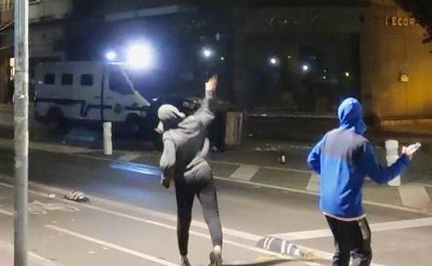 ¿Quiénes son los jóvenes que la noche del sábado quemaron contenedores y rompieron escaparates en Vitoria?