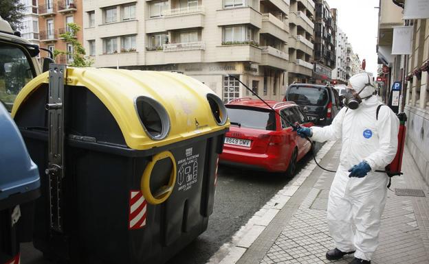 Vitoria mantiene siete equipos de desinfección en varios puntos de la ciudad