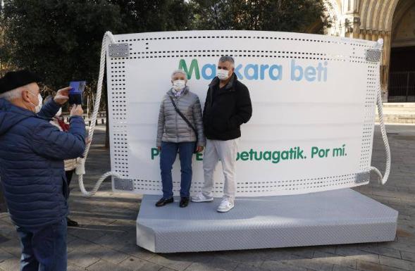 Una mascarilla gigante frente a la Catedral Nueva recuerda su importancia