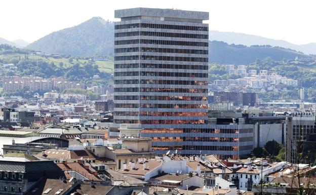 El aspirante británico recurre la adjudicación a PwC Bilbao de la gestión de la Torre Bizkaia