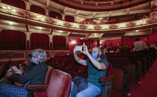 Los cines y teatros de Vitoria resisten adaptando su horario para evitar el cierre