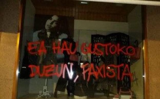 Atacan con piedras y pintadas la tienda de la familia de Abascal en Amurrio