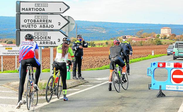 Controles policiales limitan la invasión de urbanitas a la zona rural de Vitoria