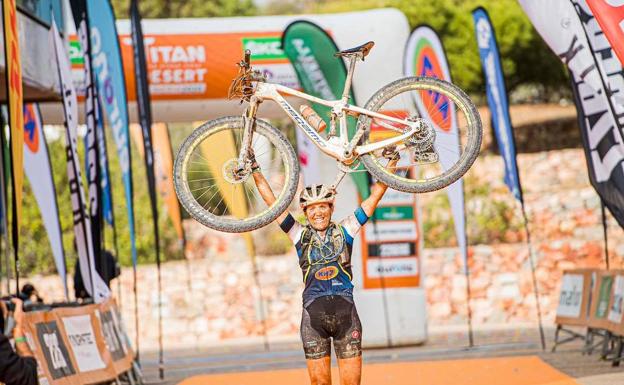 La ciclista y esquiadora Clàudia Galicia se retira tras ganar la Titan Desert