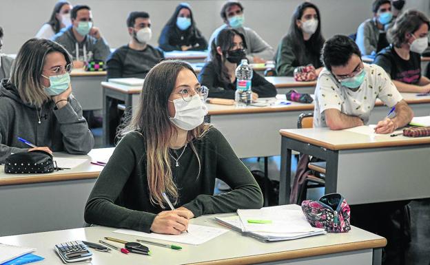 El Covid dispara la necesidad de sustitutos y obliga a contratar docentes sin máster ni EGA