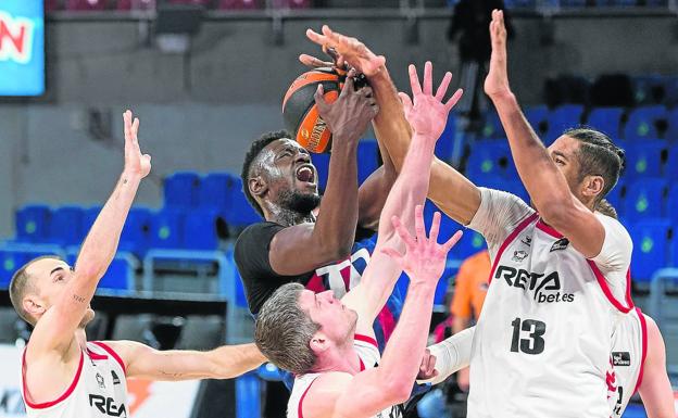 El Baskonia pone un pie en la Copa, que sigue sin sede