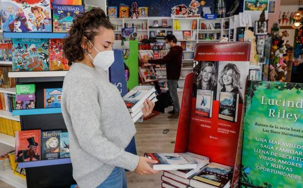 Eva García Sáenz de Urturi revoluciona las ventas en las librerías de Vitoria con 'Aquitania'