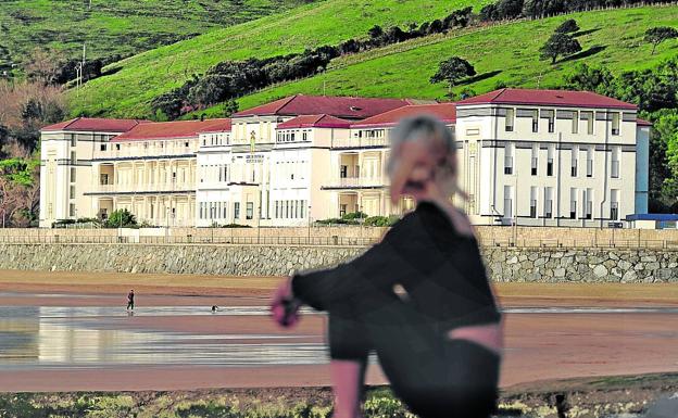 Al menos medio centenar de contagiados entre sanitarios y pacientes en el hospital de Gorliz