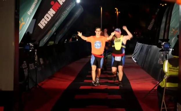 Chris Nikic, el primer atleta con síndrome de Down que completa un Ironman