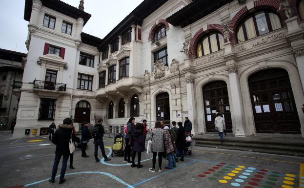 Manifestazioa egingo dute Atxuri eta Alde Zaharreko eskoletan, Udalak premiazko hobekuntzak egin ditzan