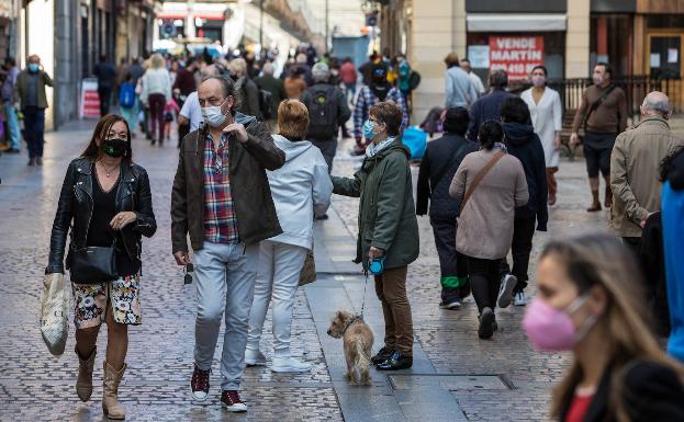 Día de sol y compras en un Bilbao que late pese a la pandemia