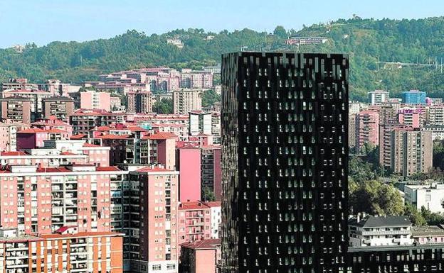 El consejero Arriola atribuye el calor en los pisos de Torre Bolueta al cambio climático