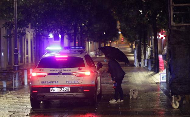 Incoan sanciones a 8 personas en Vitoria por estar en la calle de madrugada «sin causa justificada»