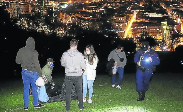 El Gobierno ve un «cambio de tendencia» aunque valora nuevas restricciones