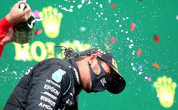 Hamilton entra por la puerta grande en el palacio de Schumacher