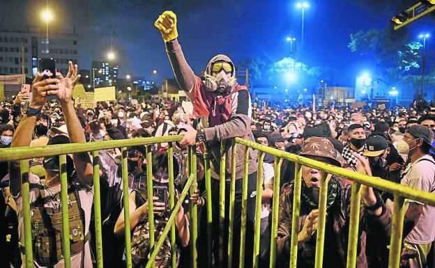 El Congreso y seis días de protestas derriban el gobierno del presidente interino de Perú