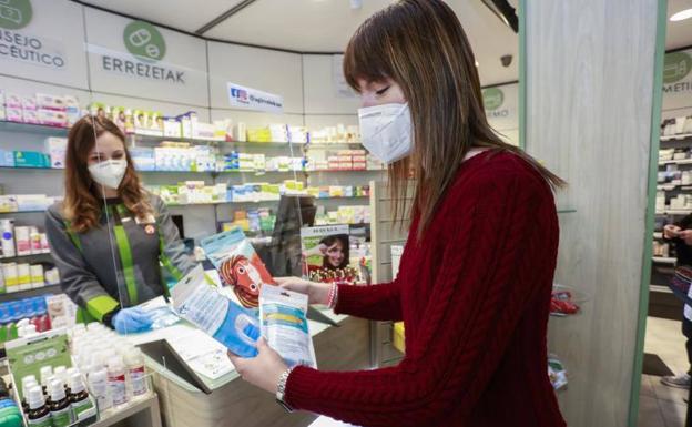 Las mascarillas quirúrgicas ya se venden por menos de 0,72 euros en farmacias y súpers de Vitoria