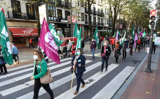 Profesionales del sector de los cuidados en Euskadi piden un modelo público «basado en las personas y no en el negocio»