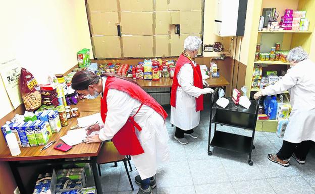 El economato de Cáritas ayuda a unas 25 familias a la semana a hacer la compra