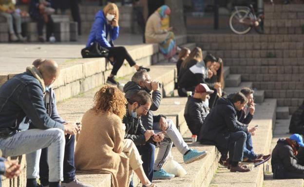 Los vitorianos desoyen al Gobierno vasco y continúan consumiendo en la calle