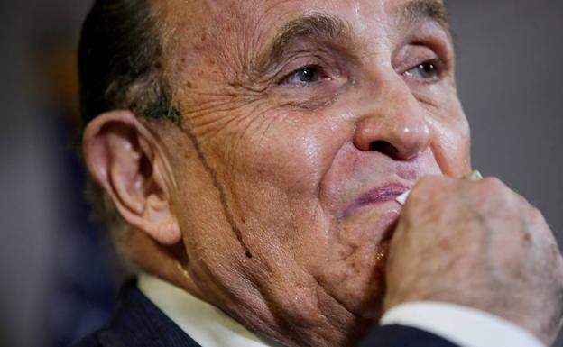 Un tinte le juega una mala pasada a Giuliani, abogado de Trump, en plena comparecencia