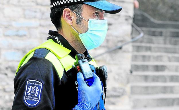 Ertzainas llevarán cámaras en el pecho para grabar sus actuaciones en Bilbao