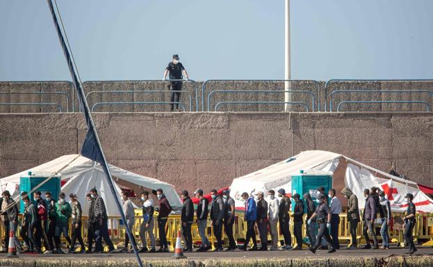 Euskadi se ofrece para acoger a 60 de los migrantes llegados a las islas