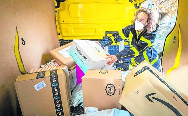 La paquetería inunda Vitoria con el reparto de 20.000 envíos al día, un 40% más por el Covid