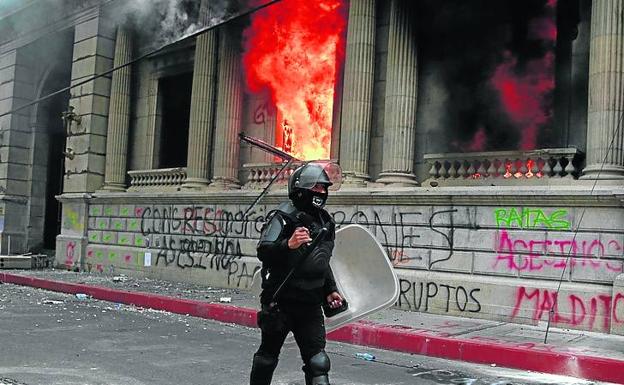 Encapuchados asaltan e incendian el Congreso de Guatemala