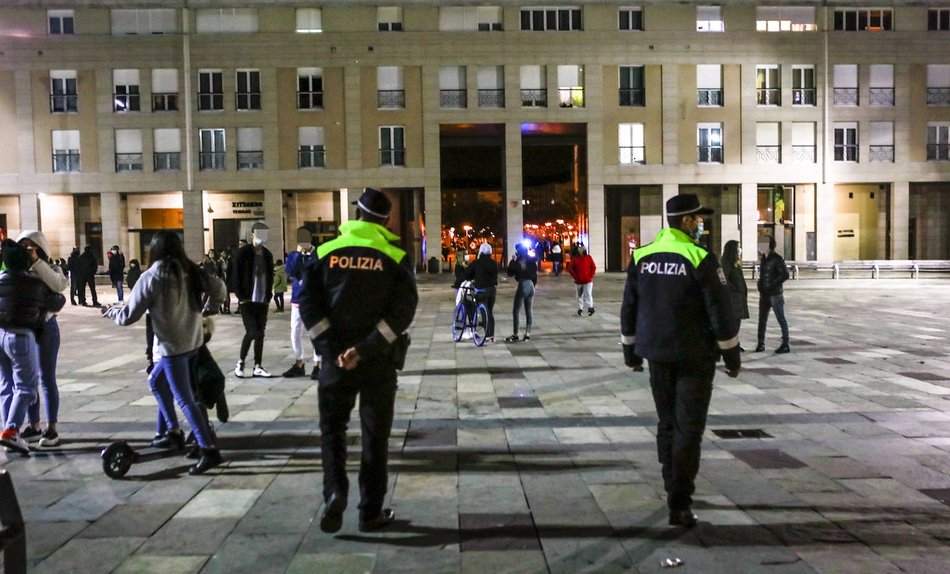 «Atención, unos cien chavales dirigiéndose hacia la plaza Cataluña»