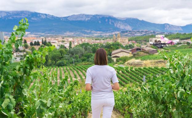 Turistas con una copa de vino en la mano