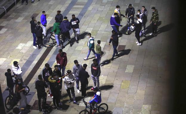 La Policía Local multa a 122 jóvenes en Ibaiondo durante el fin de semana