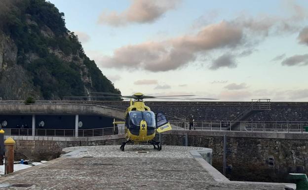 Elantxobe habilita un helipuerto en la dársena para traslados de emergencia