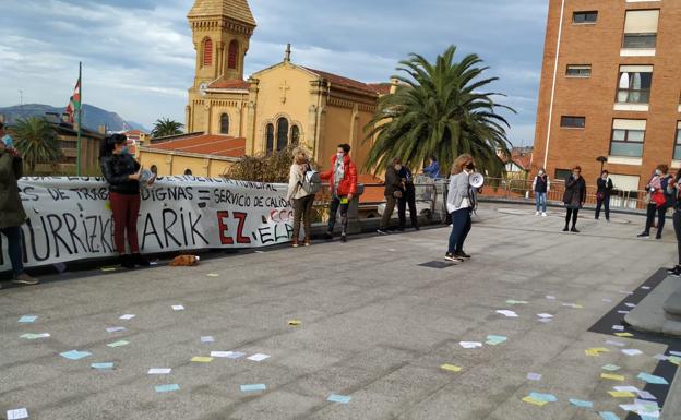 Cacerolada de unas 25 trabajadoras de la residencia municipal de Getxo contra los recortes de plantilla impuestos