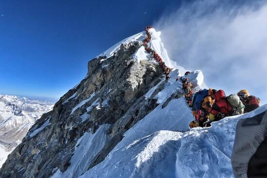 Encuentran microplásticos en muestras de nieve de la cima del Everest